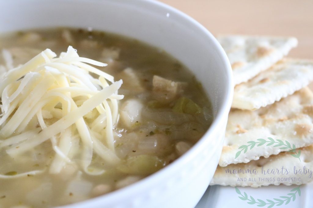 white chicken chili with saltines